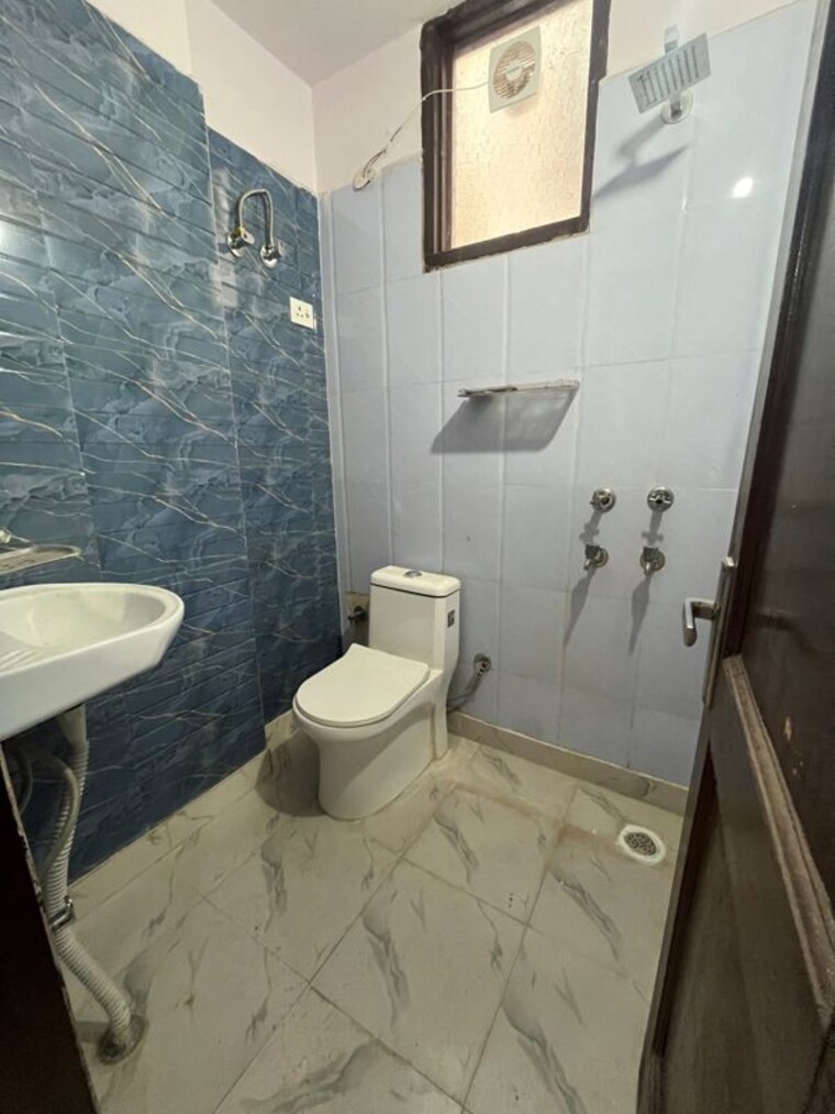Bathroom, rajpur 3 Bedroom 130 Sq.Yd. Apartment In Rajpur Delhi 10356188