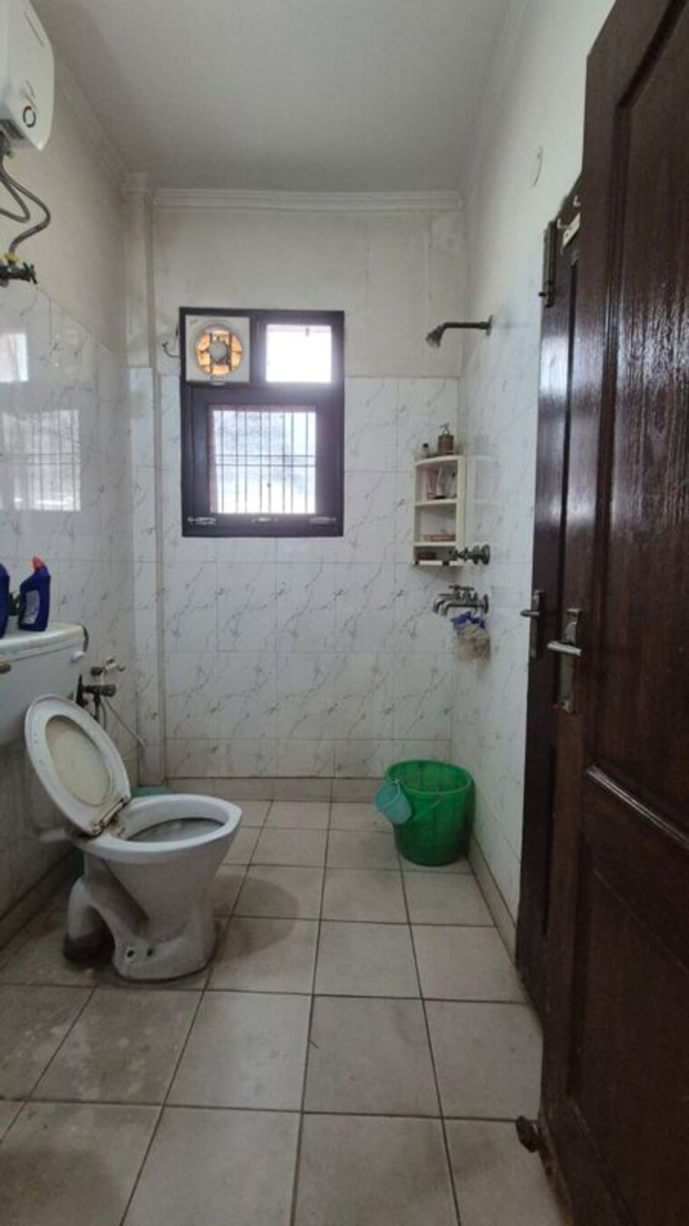 Bathroom, sainik colony 3 Bedroom 250 Sq.Yd. Builder Floor In Sainik Colony Faridabad 10356341
