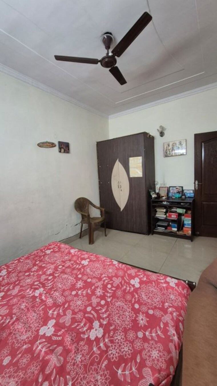 Bedroom, sainik colony 3 Bedroom 250 Sq.Yd. Builder Floor In Sainik Colony Faridabad 10356341