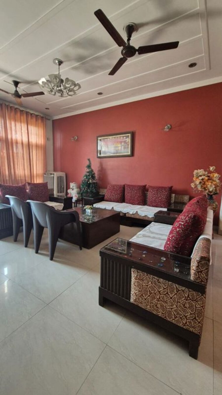 Living Room, sainik colony 3 Bedroom 250 Sq.Yd. Builder Floor In Sainik Colony Faridabad 10356341