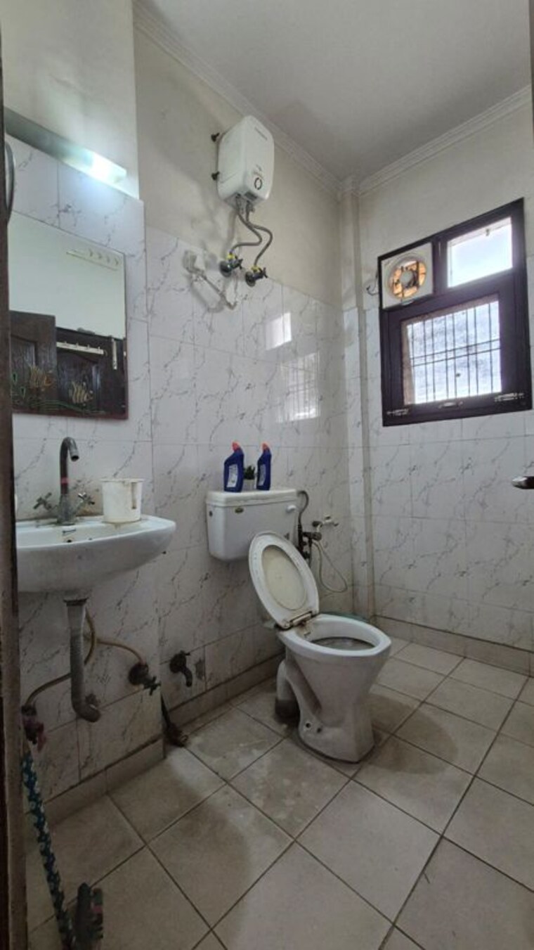 Bathroom, sainik colony 3 Bedroom 250 Sq.Yd. Builder Floor In Sainik Colony Faridabad 10356341