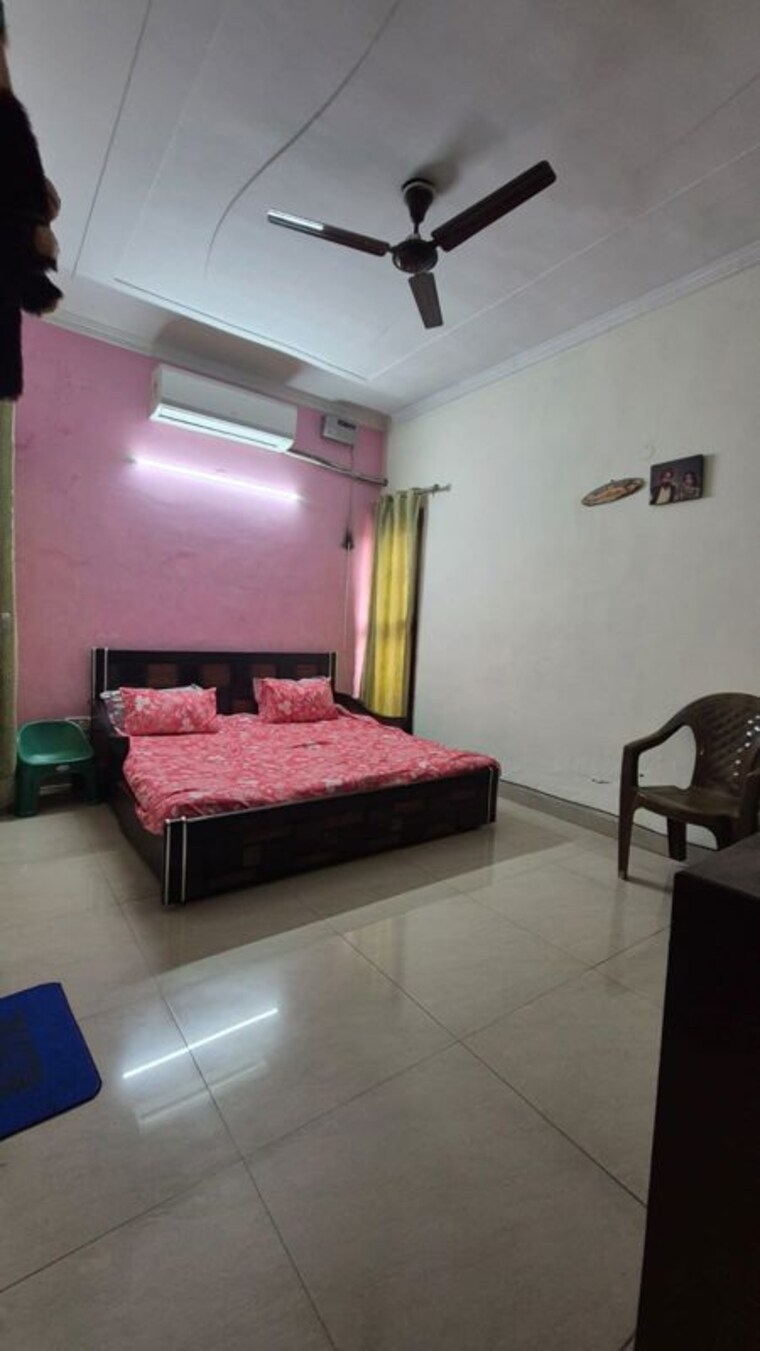 Bedroom, sainik colony 3 Bedroom 250 Sq.Yd. Builder Floor In Sainik Colony Faridabad 10356341