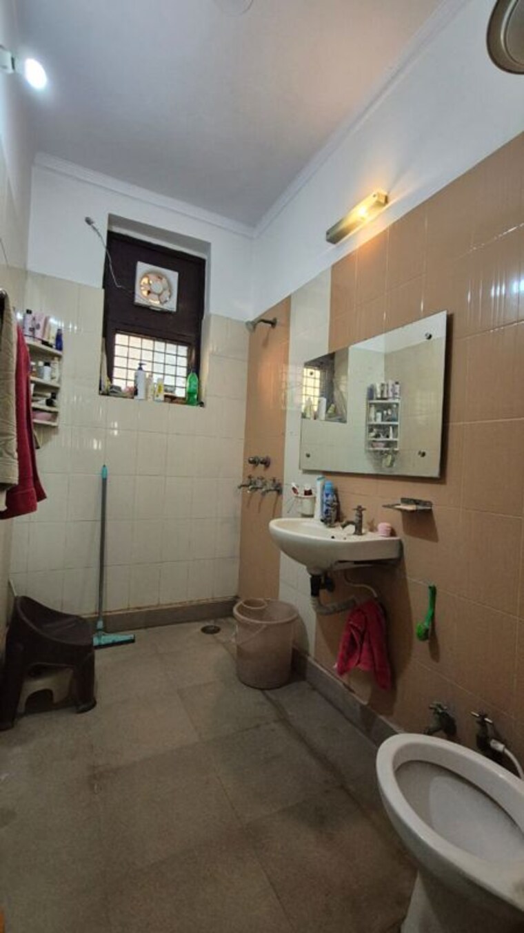 Team Area, sainik colony 3 Bedroom 250 Sq.Yd. Builder Floor In Sainik Colony Faridabad 10356345