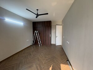Room in 3.5 BHK Apartment at Signature Global City 63A, Sector 63a – for Rent
