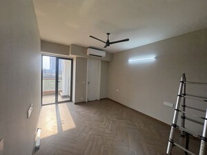 Room in 3.5 BHK Apartment at Signature Global City 63A, Sector 63a – for Rent