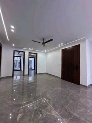 Room in 3 BHK Apartment at Chattarpur – for Rent