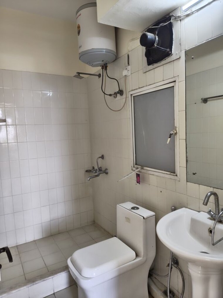 Bathroom, unitech-the-residences-gurgaon 2 Bedroom 1145 Sq.Ft. Apartment In Sector 33 Gurgaon 10356682