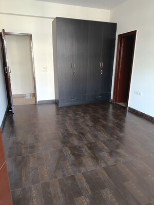 Room in 3.5 BHK Apartment at Atlantis CGHS, Sector 47 – for Rent