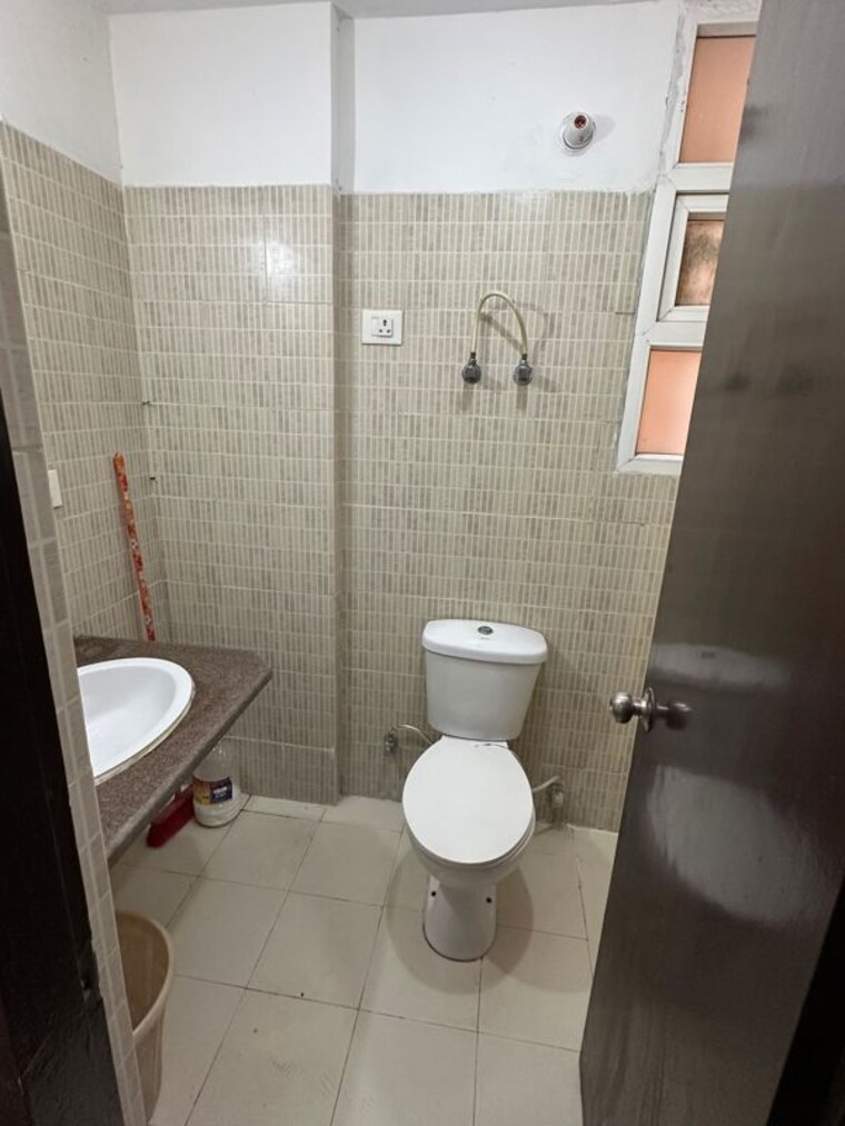 Bathroom, bptp-park-elite-premium 3 Bedroom 1050 Sq.Ft. Apartment In Sector 84 Faridabad 10356773