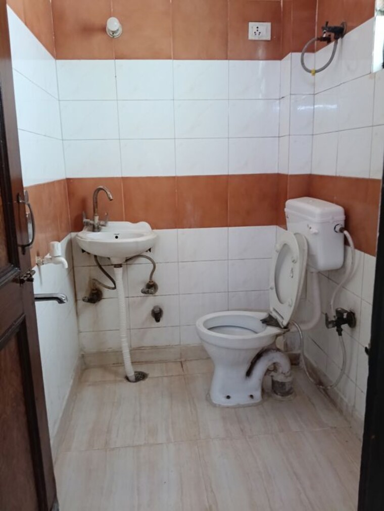 Bathroom, malviya nagar 2 Bedroom 75 Sq.Yd. Builder Floor In Malviya Nagar Delhi 10356833