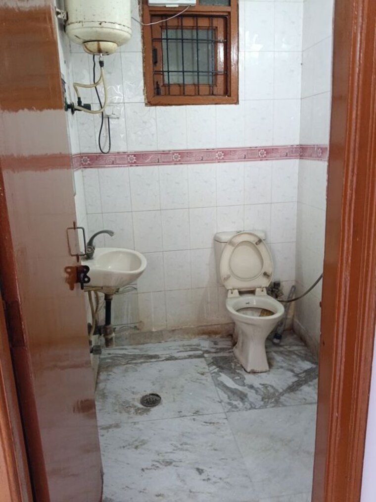 Bathroom, malviya nagar 2 Bedroom 70 Sq.Yd. Builder Floor In Malviya Nagar Delhi 10356854