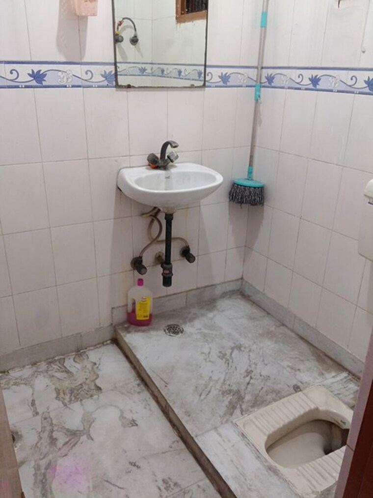 Bathroom, malviya nagar 2 Bedroom 70 Sq.Yd. Builder Floor In Malviya Nagar Delhi 10356854