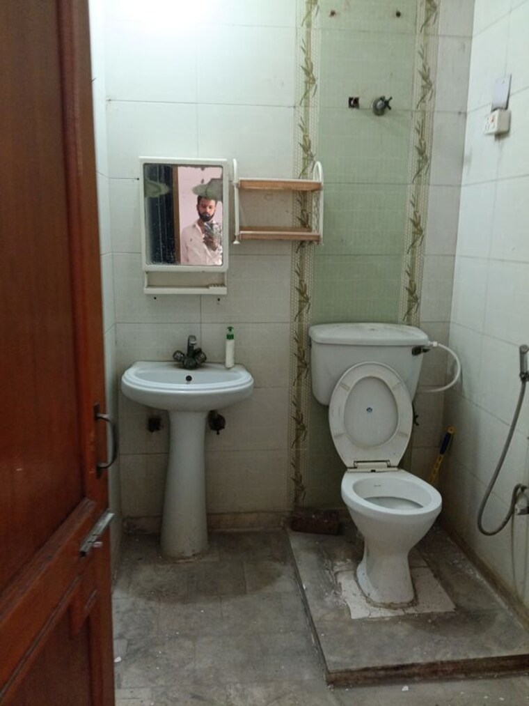 Bathroom, malviya nagar 3 Bedroom 80 Sq.Yd. Builder Floor In Malviya Nagar Delhi 10356858