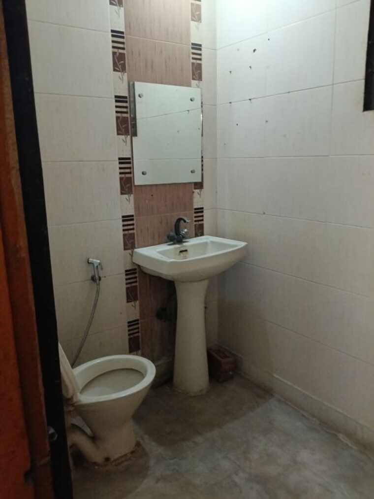 Bathroom, malviya nagar 3 Bedroom 80 Sq.Yd. Builder Floor In Malviya Nagar Delhi 10356858
