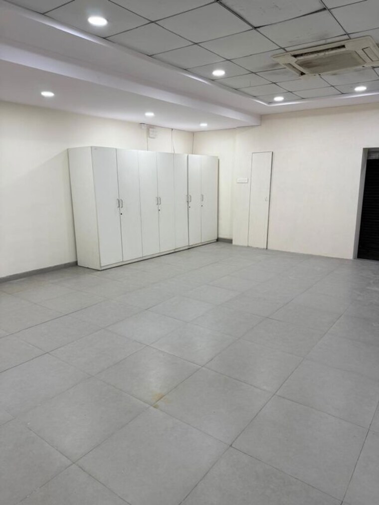 Room, turf-estate Commercial Office Space 1500 Sq.Ft. In Worli Mumbai 10356921