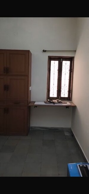 Furnished Amenities in 4 BHK Apartment at Langford Town – for Rent