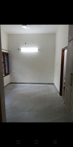 Room in 6 BHK Independent House at Sector 33 – for Rent