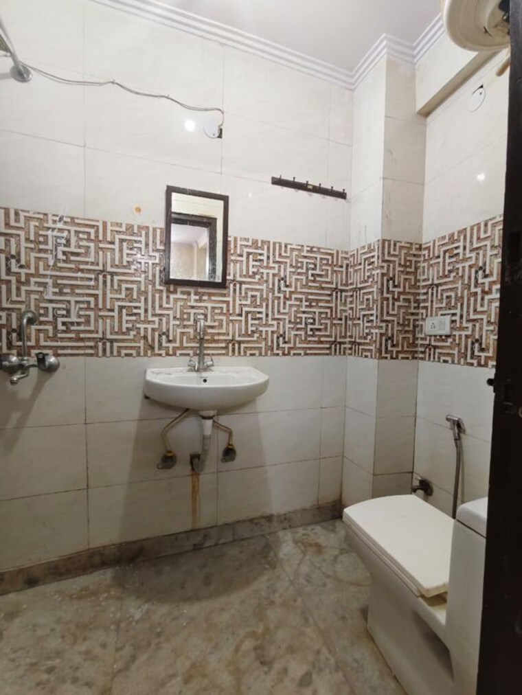 Bathroom, kalkaji 2 Bedroom 900 Sq.Ft. Builder Floor In Kalkaji Delhi 10357045