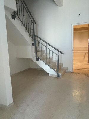 Room in 3 BHK Apartment at Lower Parel – for Rent
