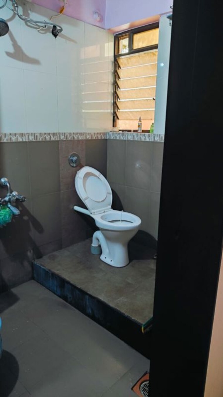 Bathroom, om-aishwarya-residency 2 Bedroom 900 Sq.Ft. Apartment In Wakad Pune 10357448