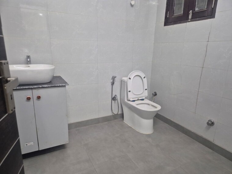 Bathroom, sector 41 3 Bedroom 1800 Sq.Ft. Independent House In Sector 41 Noida 10357454