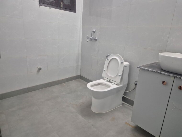 Bathroom, sector 41 3 Bedroom 1800 Sq.Ft. Independent House In Sector 41 Noida 10357454