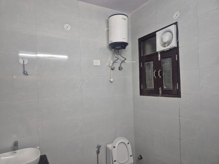 Bathroom, sector 41 3 Bedroom 1800 Sq.Ft. Independent House In Sector 41 Noida 10357454