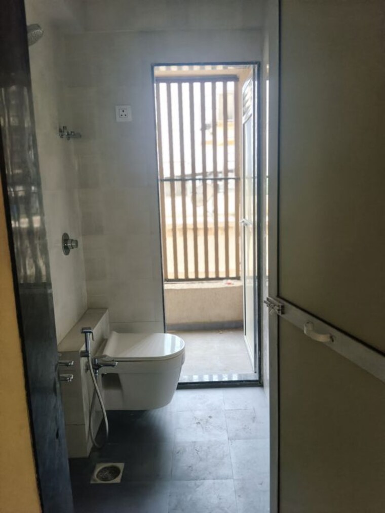 Bathroom, bhaskar colony 3 Bedroom 1050 Sq.Ft. Apartment In Bhaskar Colony Thane 10357646