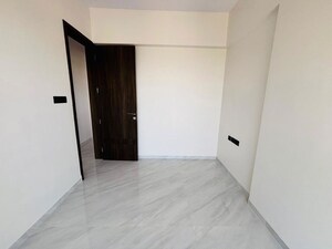 Room in 2 BHK Apartment at Kabra Garnet, Malad West – for Rent