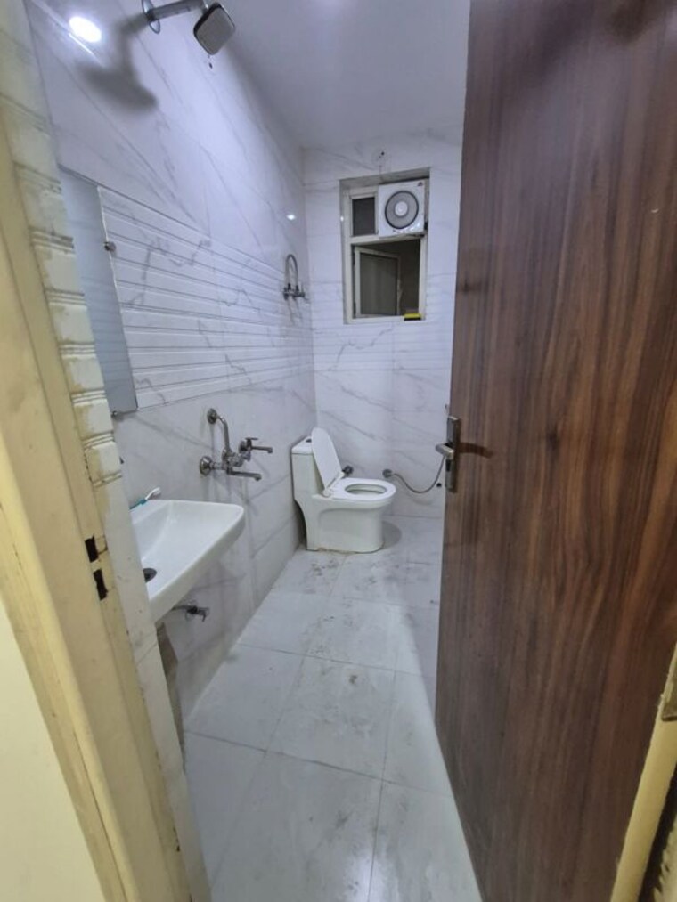 Bathroom, mayur vihar 3.5 Bedroom 950 Sq.Ft. Builder Floor In Mayur Vihar Delhi 10357697