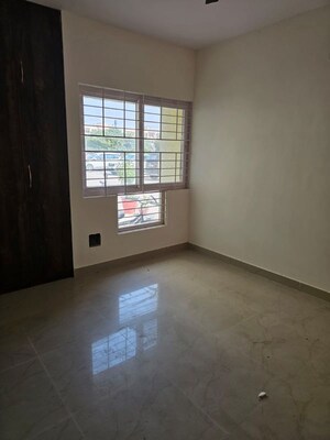 Room in 4 BHK Apartment at Satluj Apartments Gomti Nagar, Gomti Nagar – for Rent