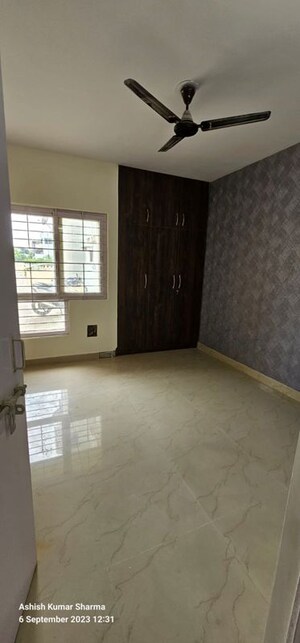 Room in 4 BHK Apartment at Satluj Apartments Gomti Nagar, Gomti Nagar – for Rent
