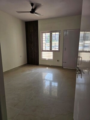 Room in 4 BHK Apartment at Satluj Apartments Gomti Nagar, Gomti Nagar – for Rent