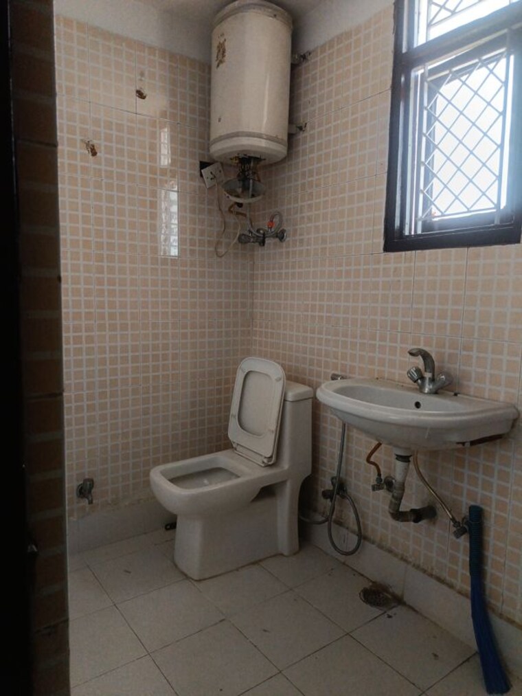 Bathroom, ss-southend-elite 3 Bedroom 1450 Sq.Ft. Builder Floor In Sector 49 Gurgaon 10357751