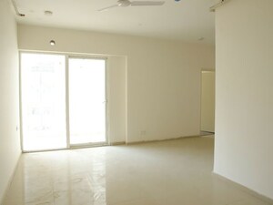 Room in 3 BHK Apartment at Mahagun Mantra I, Sector 10 Greater Noida – for Rent