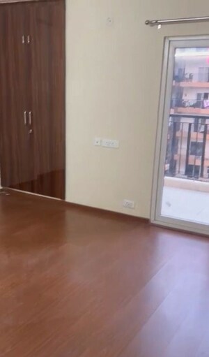 Room in 3 BHK Apartment at Amrapali Centurian Park, Tech Zone 4 Greater Noida – for Rent