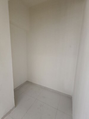 Room in 2 BHK Apartment at Lodha Amara, Kolshet Road – for Rent