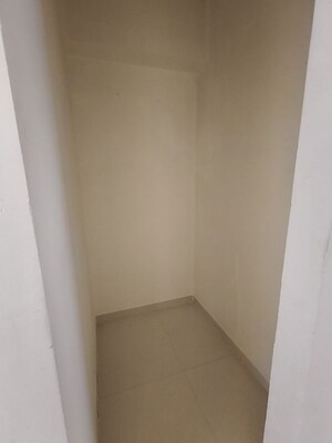 Room in 2 BHK Apartment at Lodha Amara, Kolshet Road – for Rent