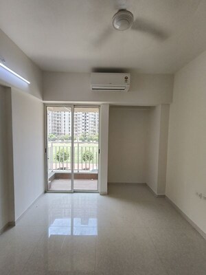 Room in 2 BHK Apartment at Lodha Amara, Kolshet Road – for Rent