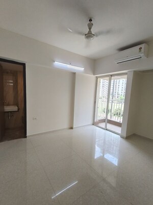 Room in 2 BHK Apartment at Lodha Amara, Kolshet Road – for Rent