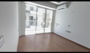 Room in 5 BHK Apartment at Sector 10a – for Rent