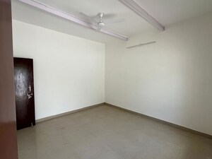 Room in 2 BHK Apartment at Supertech Cape Town, Sector 74 – for Rent