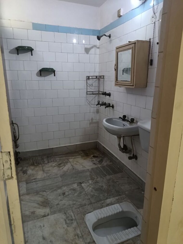 Bathroom, shipra-suncity 3.5 Bedroom 1630 Sq.Ft. Apartment In Vaibhav Khand Ghaziabad 10357886