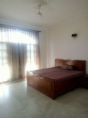 Room in 4 BHK Apartment at DLF The Crest, Sector 54 – for Sale
