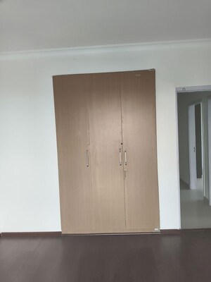 Room in 3 BHK Apartment at Pareena The Elite Residences, Sector 99 – for Rent