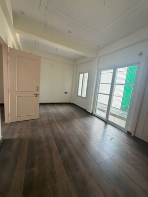 Room in 4 BHK Villa at Gaur Yamuna City – for Rent