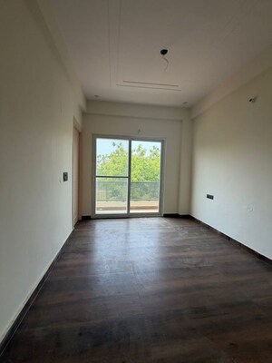 Room in 4 BHK Villa at Gaur Yamuna City – for Rent