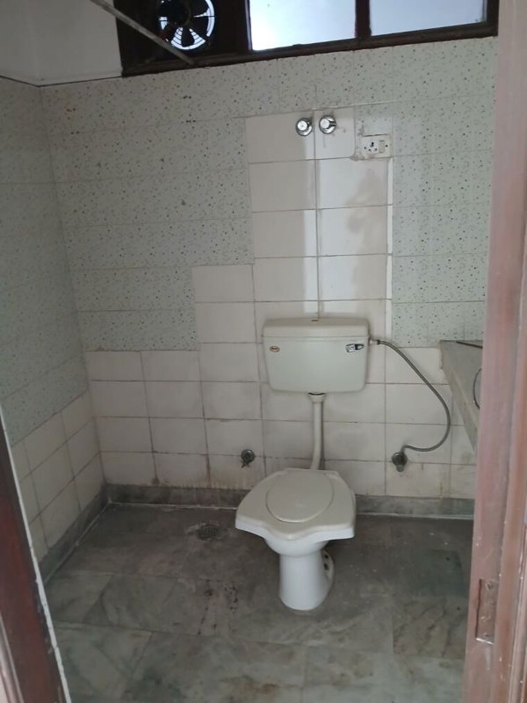Bathroom, sukhdev vihar 3 Bedroom 2000 Sq.Ft. Builder Floor In Sukhdev Vihar Delhi 10358041
