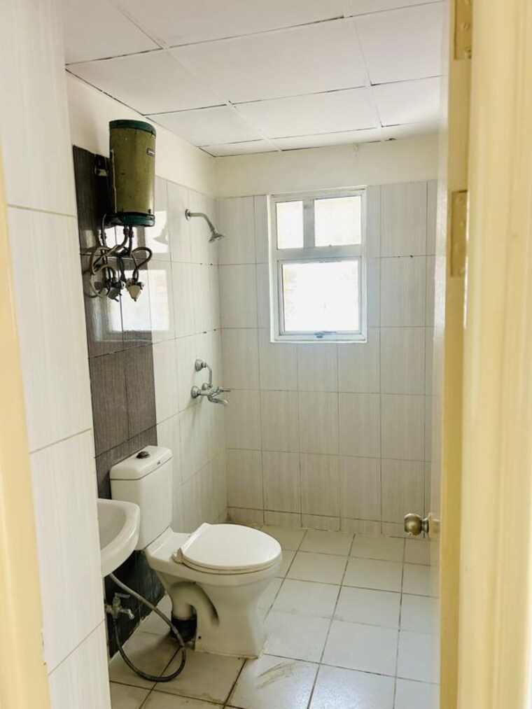 Bathroom, landcraft-golf-links 3 Bedroom 1150 Sq.Ft. Apartment In Pandav Nagar Ghaziabad 10358032