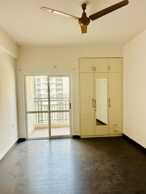 Room in 3 BHK Apartment at Landcraft Golf Links, Pandav Nagar – for Rent